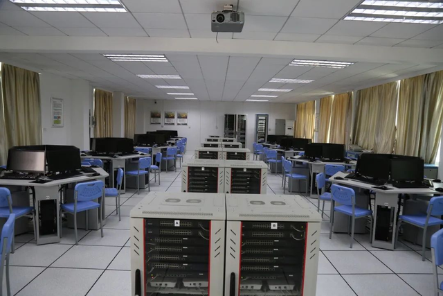 我校计算机室设备与网络服务情况